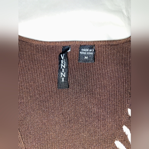 VENINI Elegant V-Neck Sweater with White Embroidery Floral Design - Picture 4 of 5